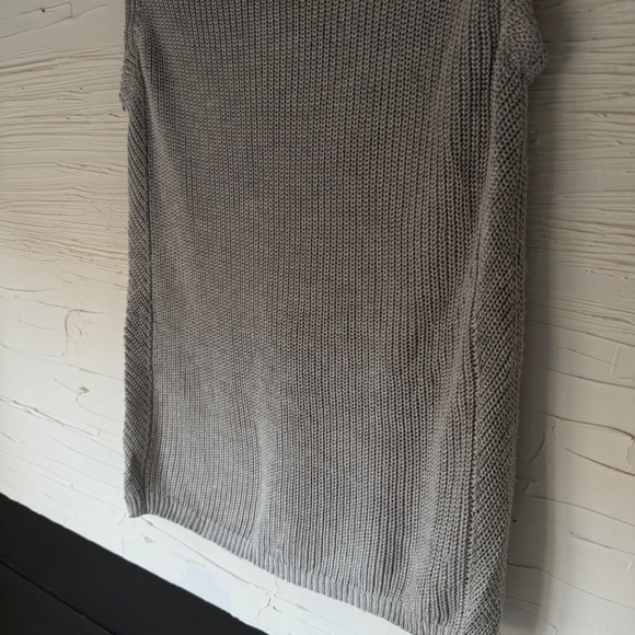 Aritzia | Babaton Silk Blend Sleeveless Turtleneck | Size XS (Relaxed Fit) - Picture 7 of 9